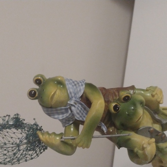 Toad and frog friends statue going fishing 13 1/2 inches resin - Picture 5 of 10